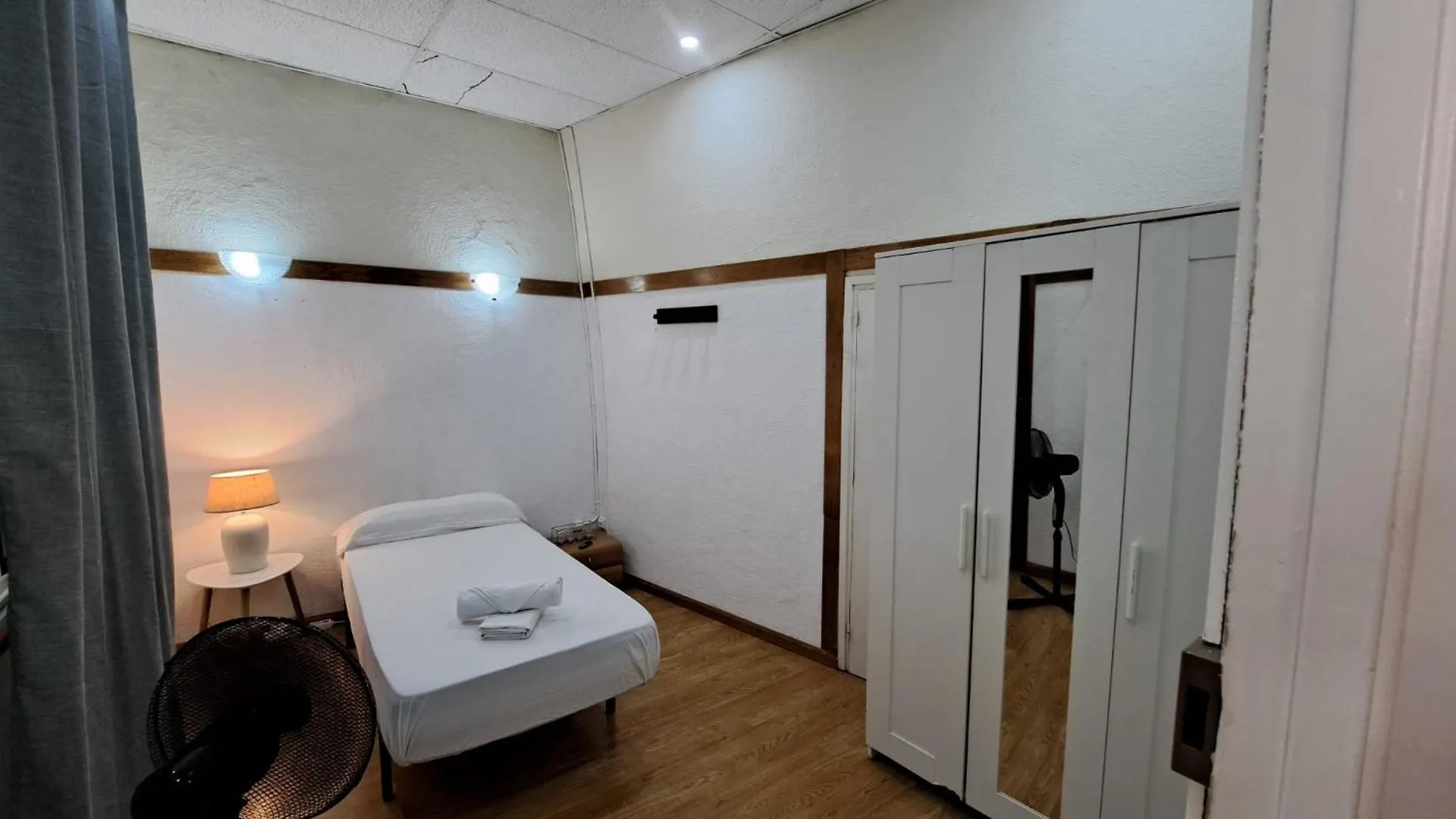 Guest house Habitacion Para Grupos Hasta 8 En Plena Rambla De Cataluna Barcelona Spain