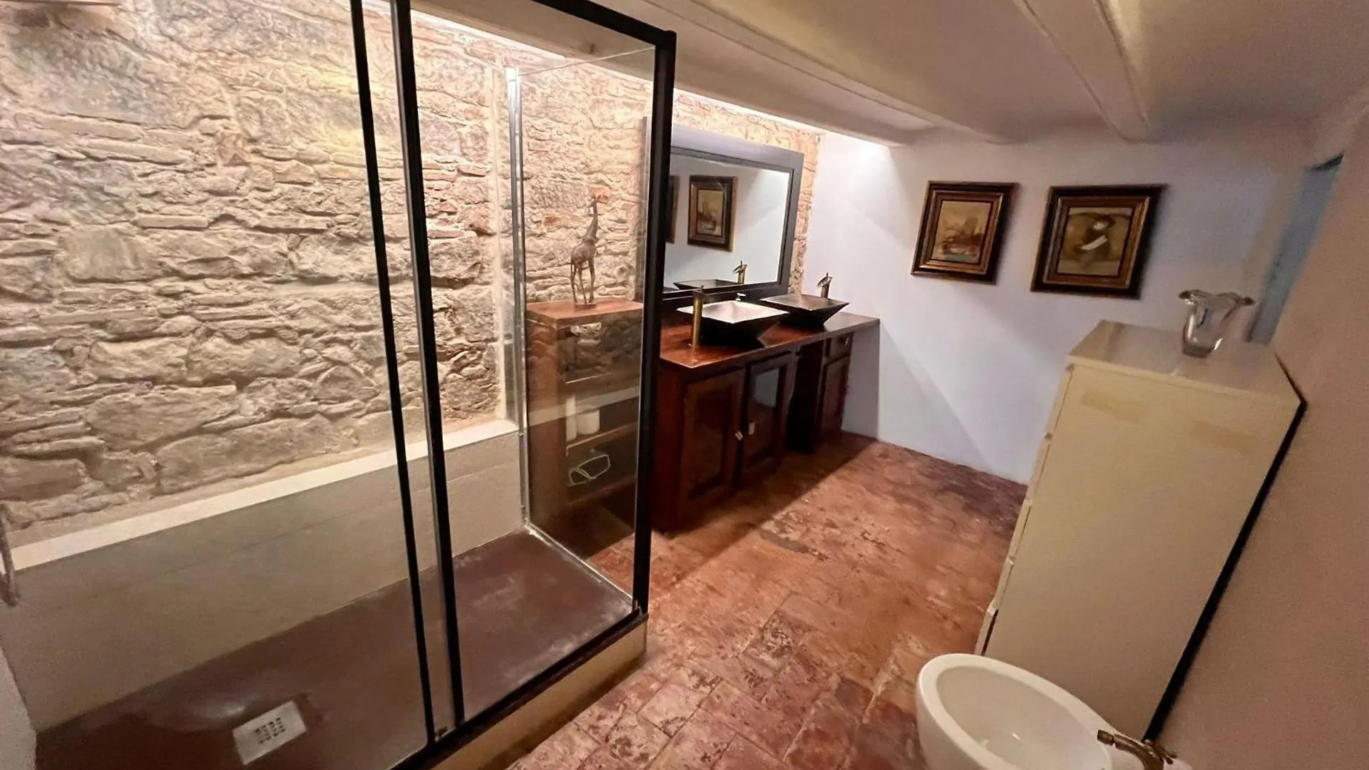 Habitacion Para Grupos Hasta 8 En Plena Rambla De Cataluna Barcelona