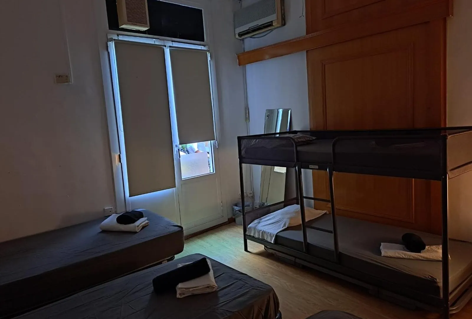 Habitacion Para Grupos Hasta 8 En Plena Rambla De Cataluna Barcelona Spain