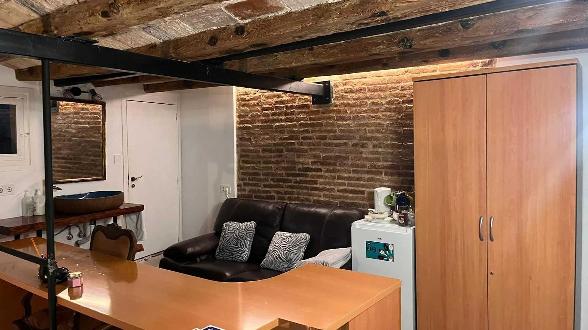 Habitacion Para Grupos Hasta 8 En Plena Rambla De Cataluna Barcelona Spain