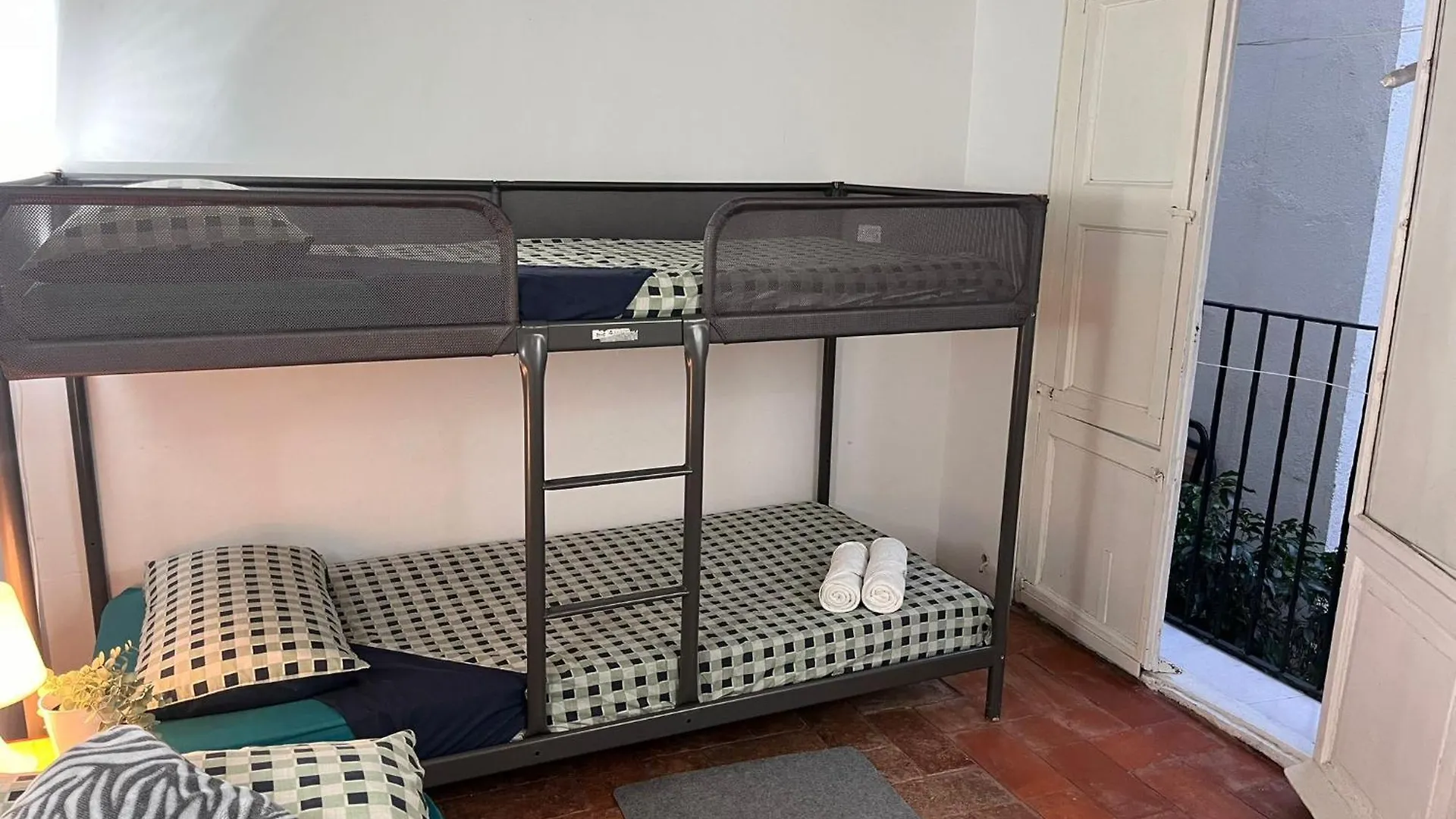Habitacion Para Grupos Hasta 8 En Plena Rambla De Cataluna Barcelona Guest house