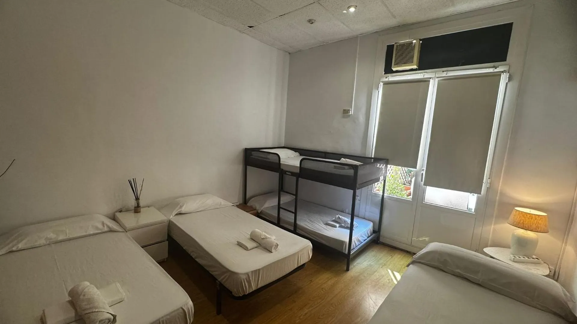 Habitacion Para Grupos Hasta 8 En Plena Rambla De Cataluna Barcelona Guest house